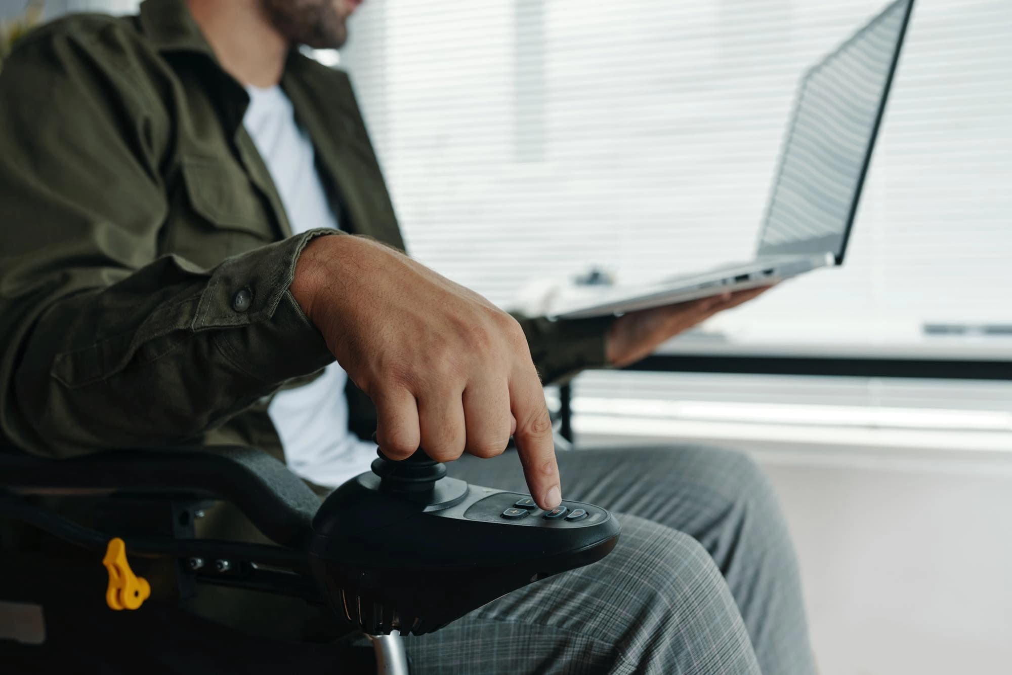 Man met beperking probeert laptop te bedienen