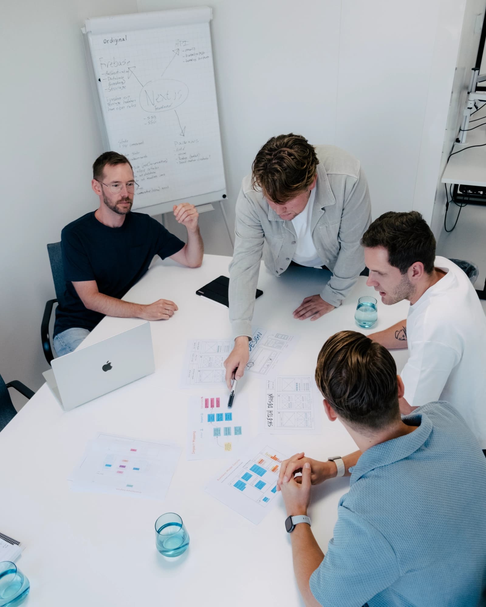 Een laptop met data-analysegrafieken op het scherm.