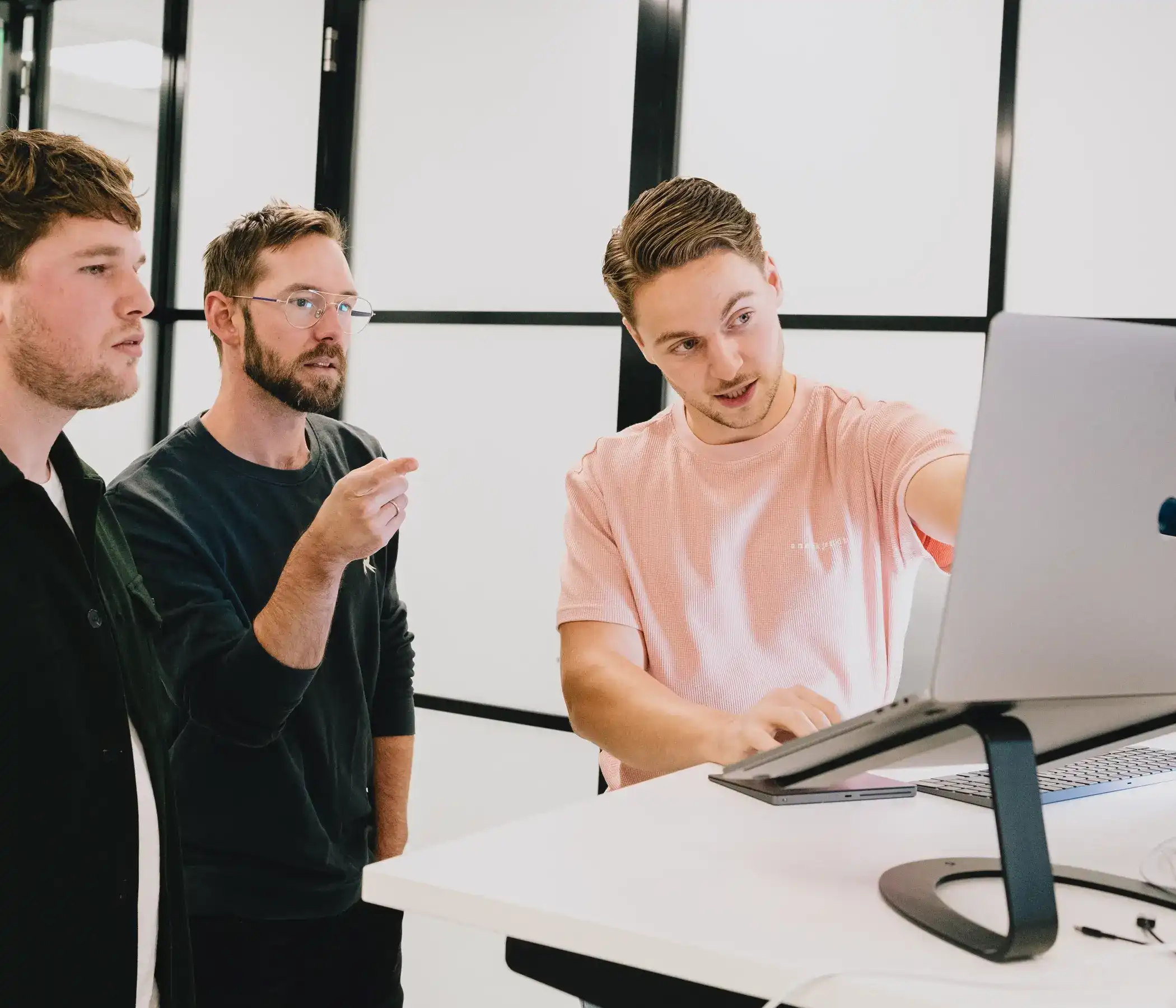 Leendert en Joost staan bij Sam die hen uitleg geeft over een project
