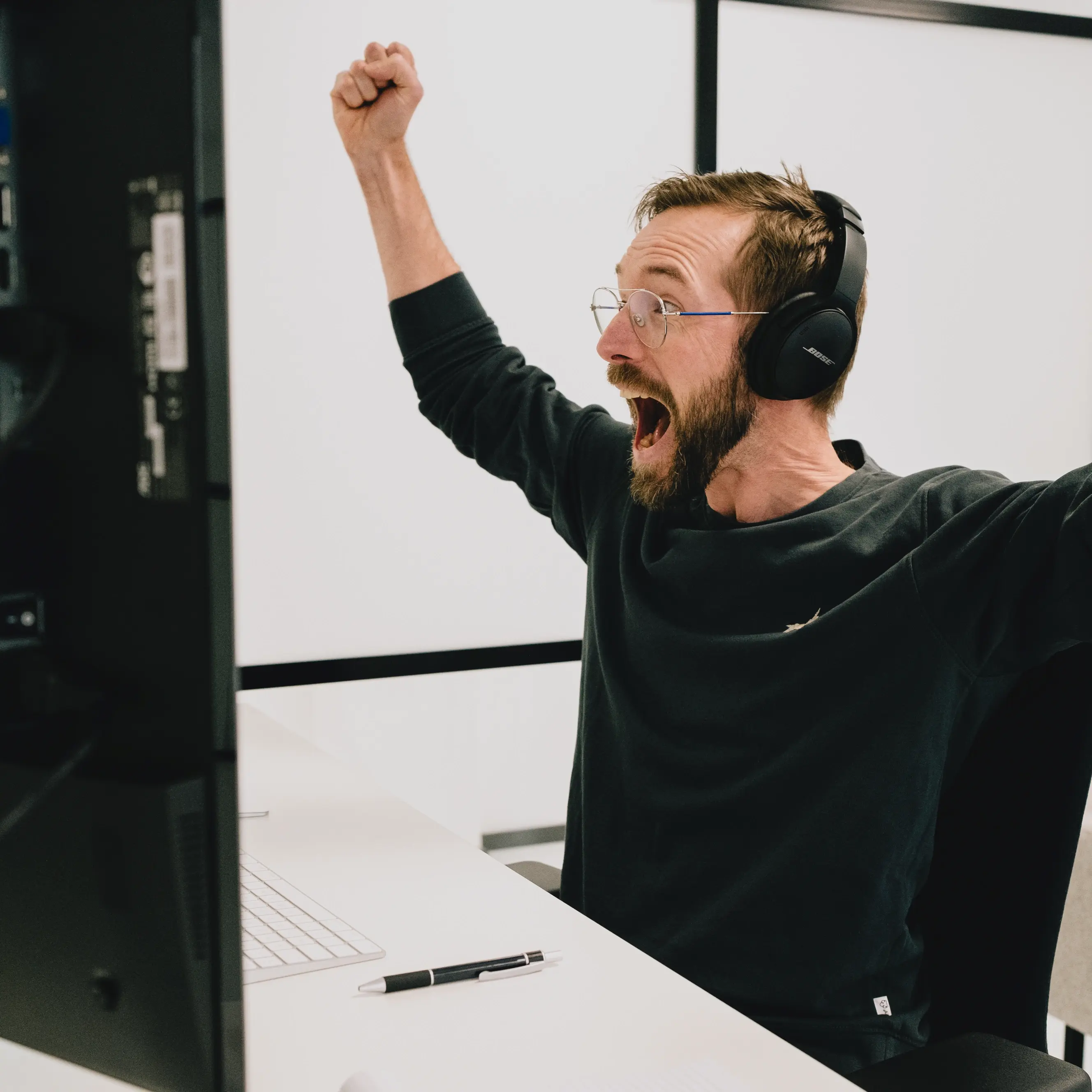 Teamlid Joost aan het werk achter zijn computer
