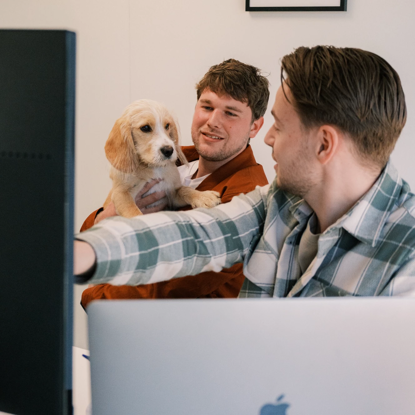 Sam laat Lenny en zijn hondje Freddie iets zien op zijn computer.